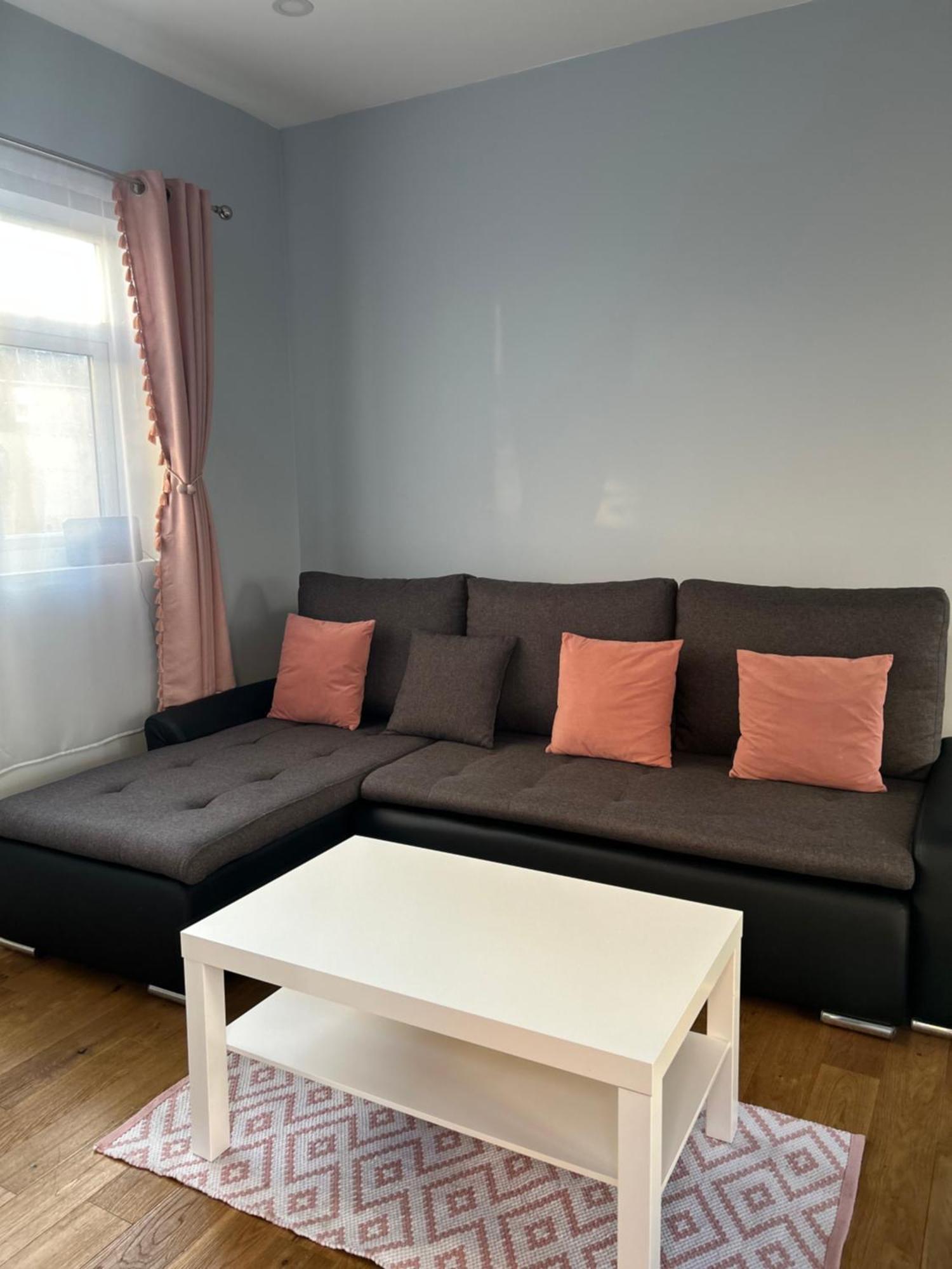 Dana'S Bungalow Horley Esterno foto