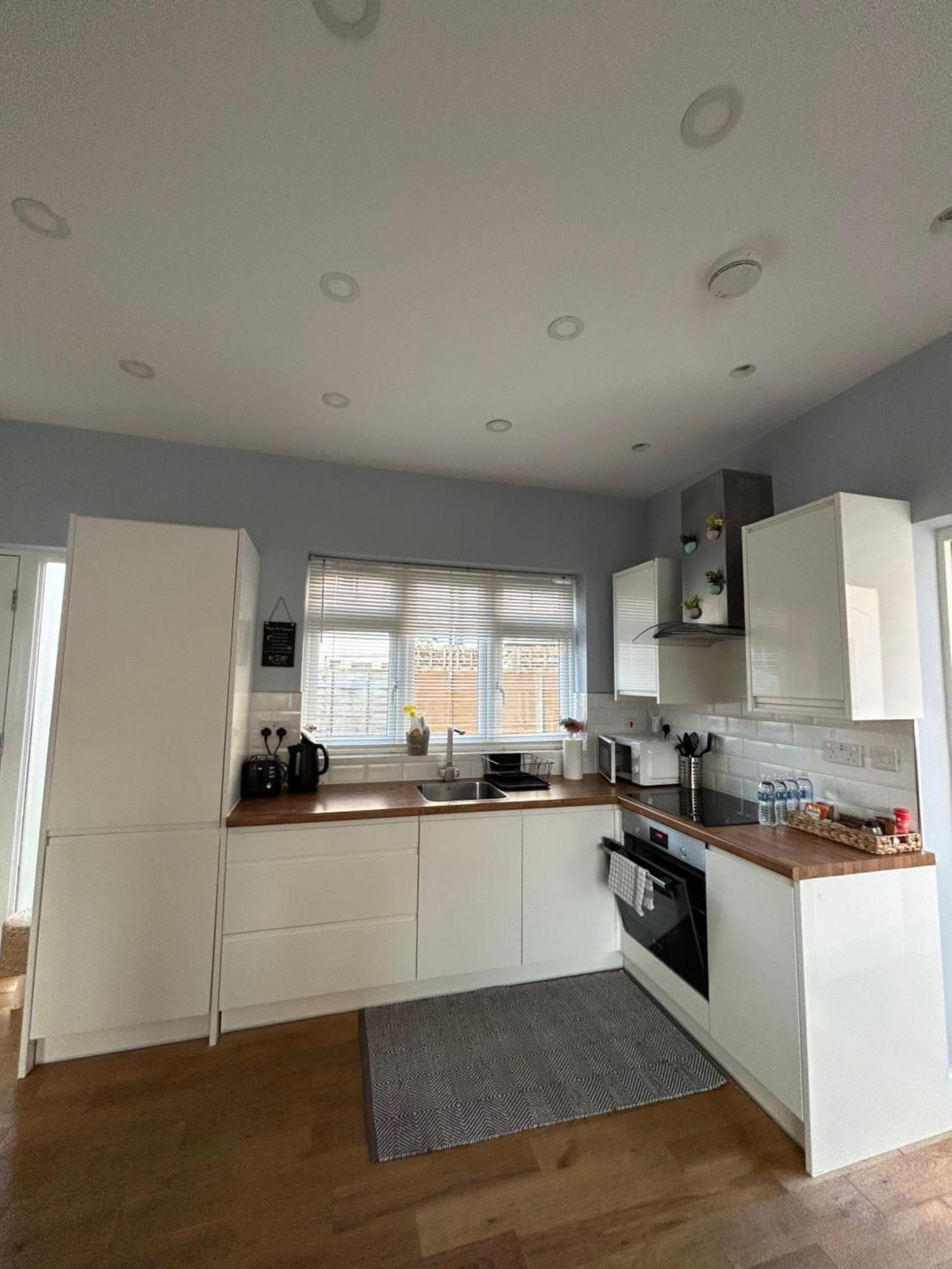 Dana'S Bungalow Horley Esterno foto
