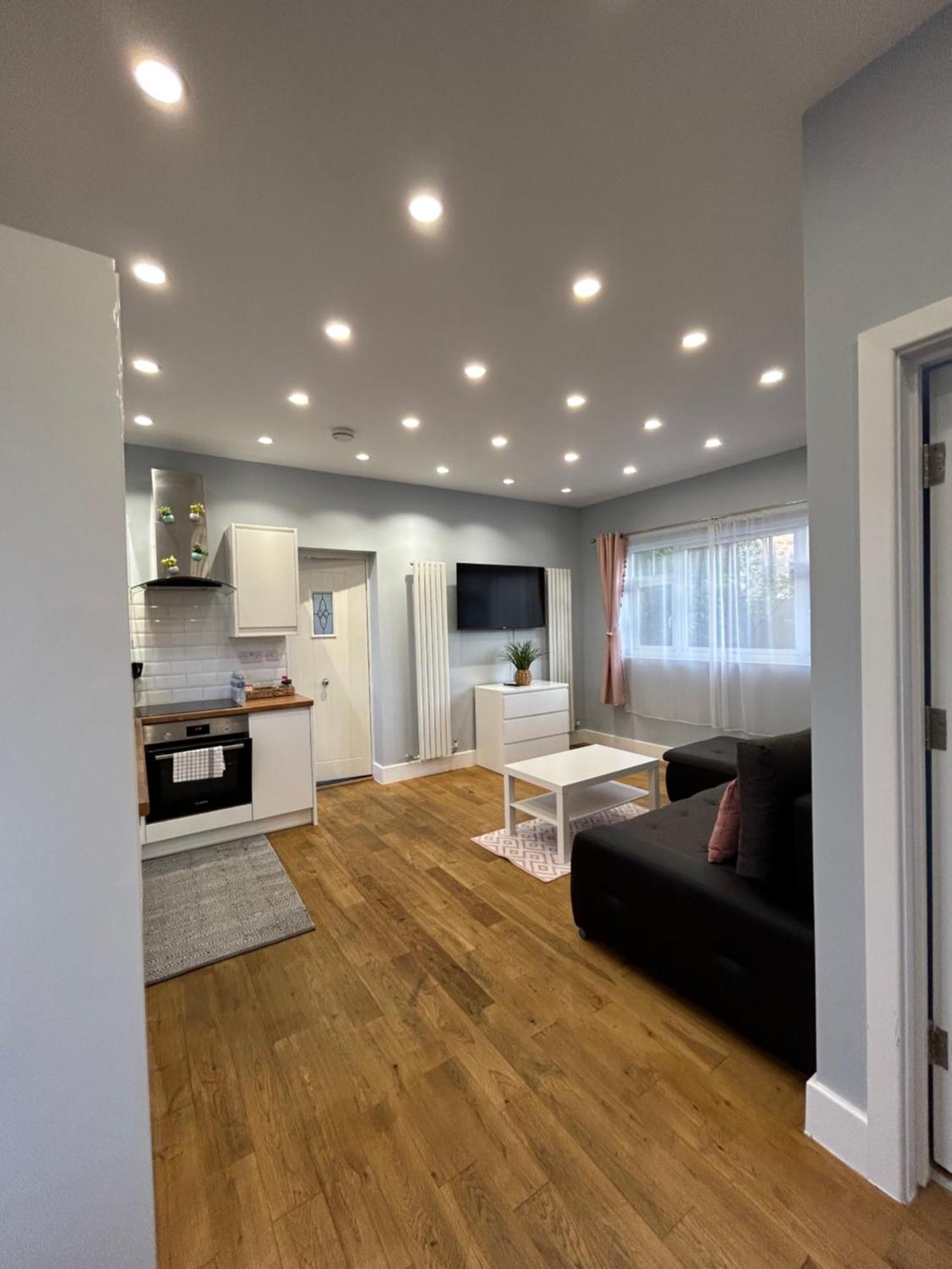 Dana'S Bungalow Horley Esterno foto