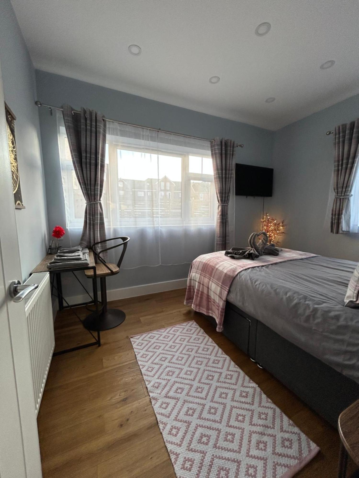 Dana'S Bungalow Horley Esterno foto